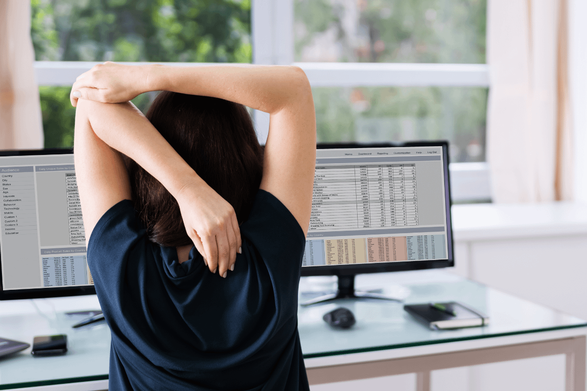 Migräne am Arbeitsplatz Schreibtisch dehnen
